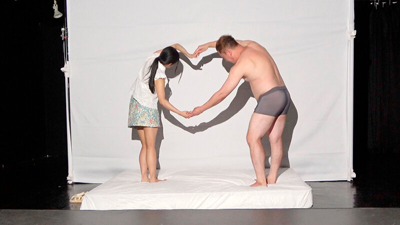 「【素人】女子大生が彼氏の前で寝取られ中出しSEX!ドキドキシルエットクイズで禁断の展開【NTR】」のサンプル画像4枚目