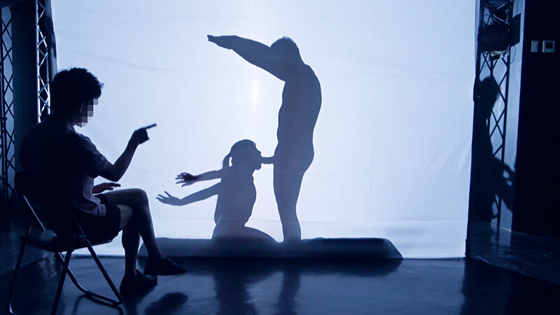 「【素人】女子大生が彼氏の前で寝取られ中出しSEX!ドキドキシルエットクイズで禁断の展開【NTR】」のサンプル画像5枚目