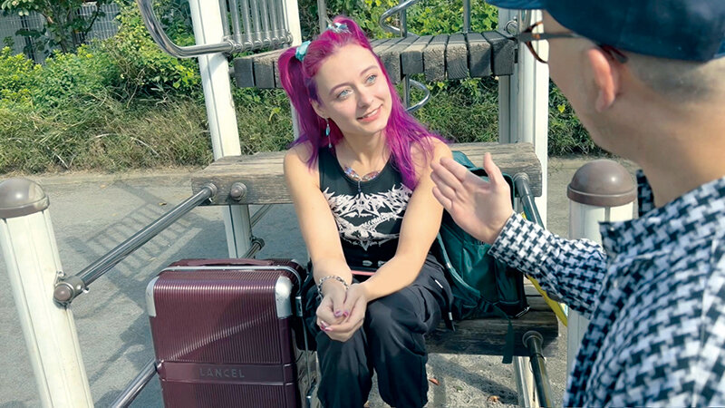 「【ヌーシュカ】スレンダー白人美女をナンパ！フランス人観光客に羞恥プレイ＆中出しSEX」のサムネイル