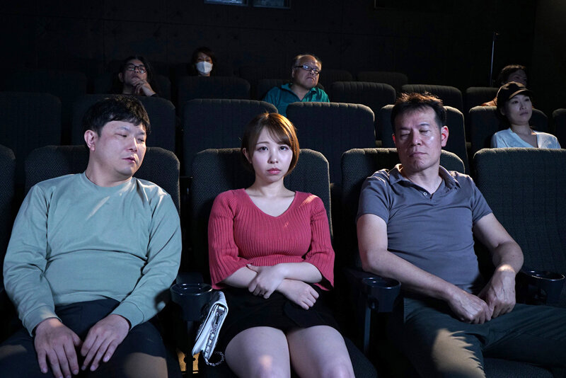 「【宍戸里帆】巨乳人妻が映画館で寝取られ!複数男性との3Pで興奮が止まらない衝撃NTR体験」のサンプル画像18枚目