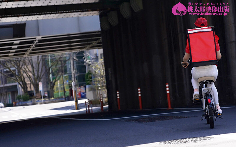 「【小梅えな】爆乳Kカップ人妻が魅せる濃厚パイズリ＆中出し！敏感巨乳奥様の秘密アルバイト」のサムネイル