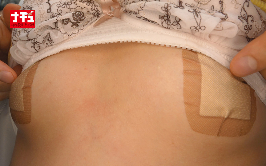 「【素人】地味系Bカップ美女が電車内で乳首責め痴○被害!敏感すぎて思わずお漏らし【羞恥プレイ】」のサンプル画像5枚目