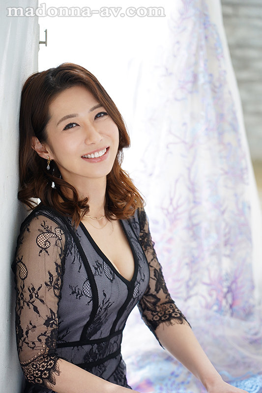 「長嶋沙央梨 34歳人妻デビュー作！スレンダー熟女が魅せる情熱的な初撮りセックス」のサムネイル