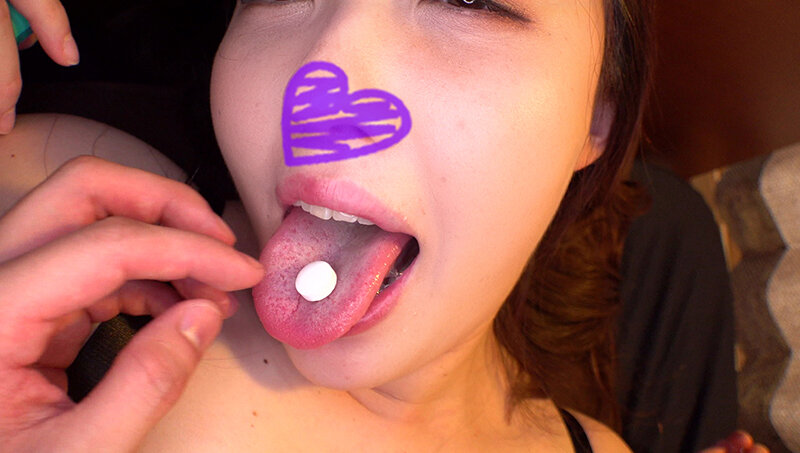 「【素人】巨乳美女マユカが媚薬で乱れるオナニー＆中出しセックス【無修正】」のサンプル画像4枚目