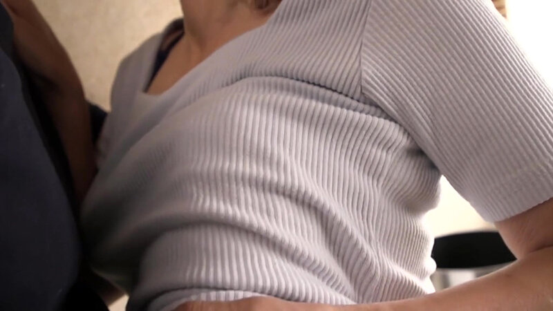 「【北村敏世】還暦熟女お母さんの濃厚フェラ奉仕!スレンダー美熟女との禁断の同居生活」のサンプル画像2枚目