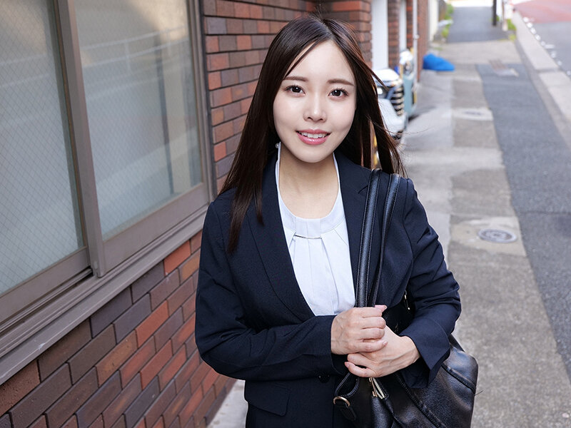 「【素人秘書】ビジネススーツの美人OLが中出しされてイキまくる！大手企業秘書のガチ絶頂映像」のサンプル画像15枚目