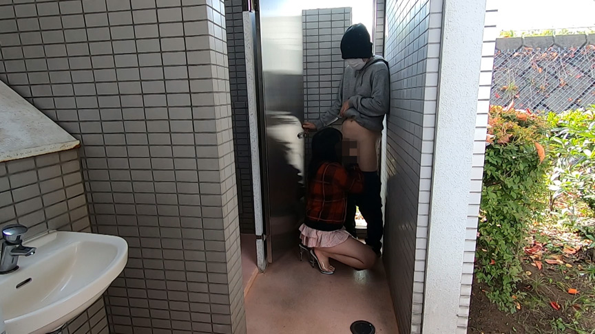 「【素人】【野外プレイ】スリル満点の屋外フェラ&本番特集vol.2|露出好き必見の興奮映像」のサンプル画像6枚目