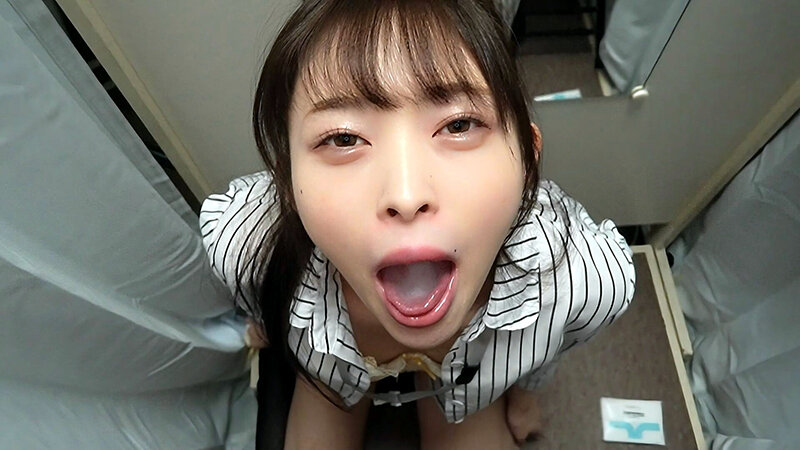 「ミニスカお姉さんがこっそりフェラ抜き！美脚アパレル店員の誘惑が止まらない脚フェチ必見作品」のサンプル画像8枚目