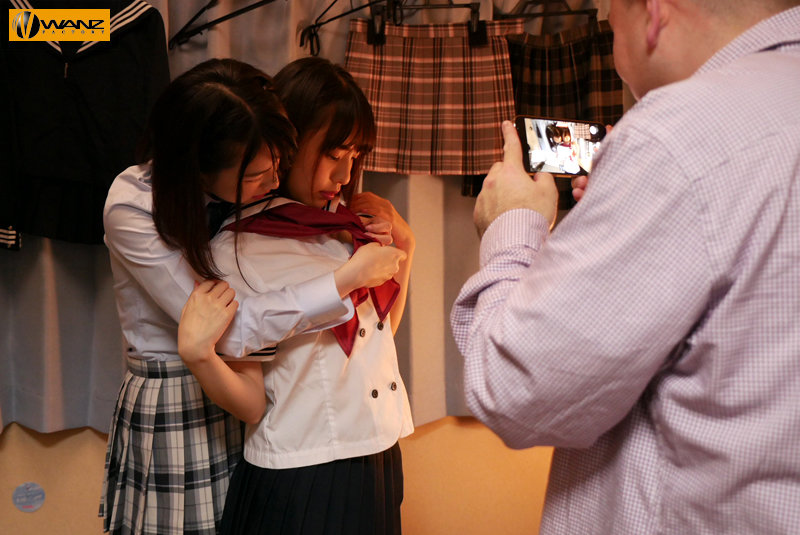 「白桃はな・花狩まいのW痴女が自宅訪問！M男を責めて中出しする小悪魔デリバリーSEX」のサンプル画像9枚目