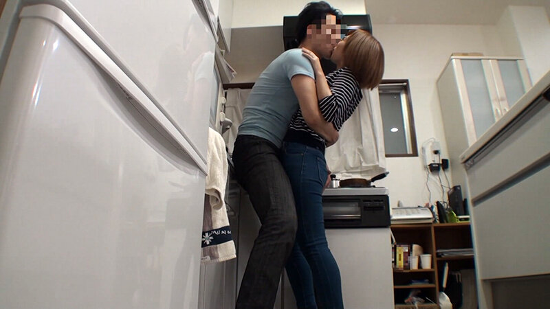 「【素人人妻】巨乳ママ友との秘密の関係を隠し撮り！羞恥プレイで乱れる主婦の姿を盗撮流出」のサンプル画像10枚目