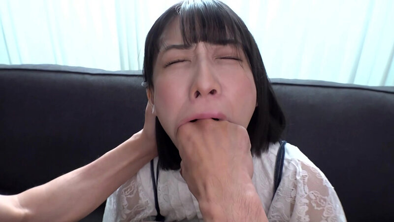 「湊波流が3P・4Pで拘束責め!美少女バニーガールのスレンダー微乳M女が激しいイラマチオに挑戦」のサンプル画像2枚目