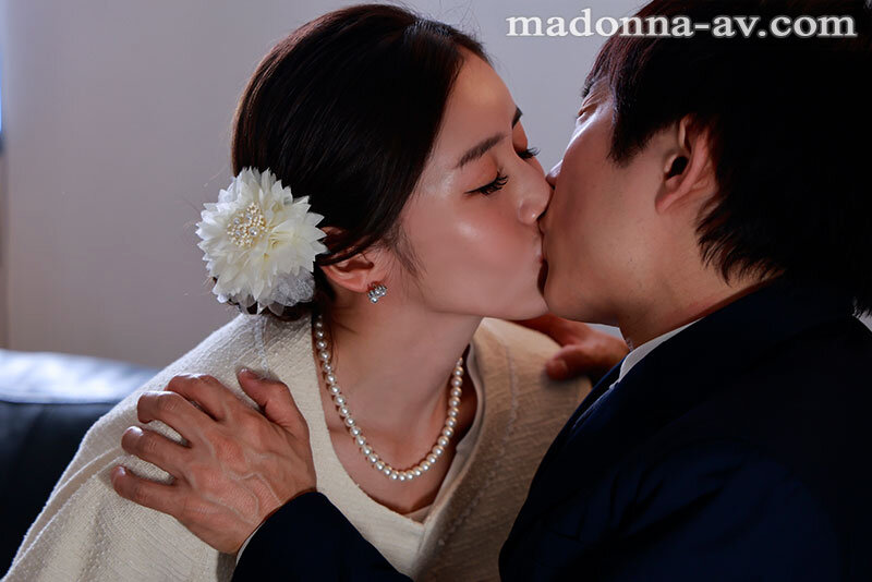 「熟女義母・宮下華奈が童貞の息子に中出し筆おろし！人妻からの卒業祝い」のサムネイル