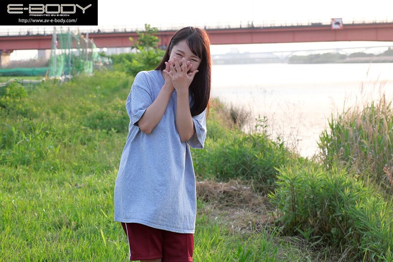 「星乃夏月 Gカップ巨乳美少女が3P・4Pに挑戦！パイズリも披露する18歳デビュー作」のサンプル画像2枚目