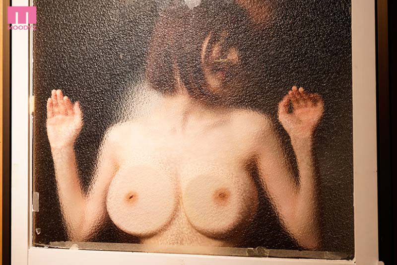 「水卜さくら 競泳水着姿の巨乳先輩が3P・4Pでパイズリご奉仕！スクール水着プレイ」のサンプル画像5枚目