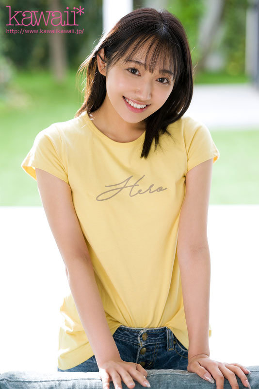 「安達ゆら 美乳Ecup美少女が潮吹き・顔射・3Pで本気イキ体験 小麦肌の敏感ボディAVデビュー」のサムネイル