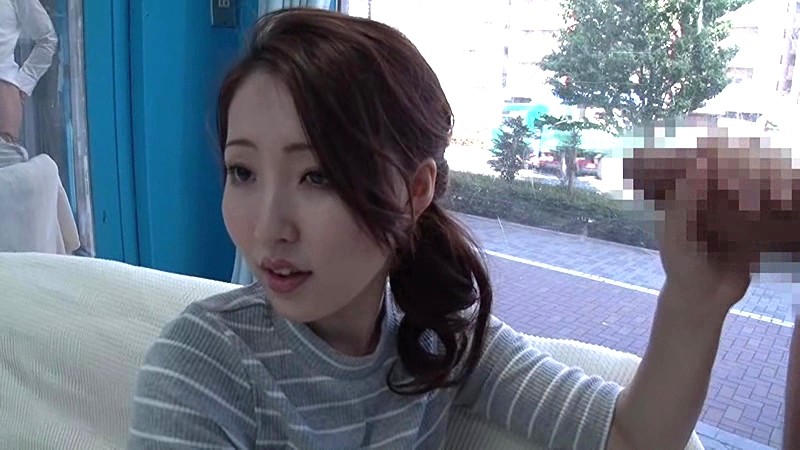 「【人妻】子持ちママが巨根男性に素股奉仕→我慢できず不倫中出しへ発展【マジックミラー号】」のサンプル画像12枚目