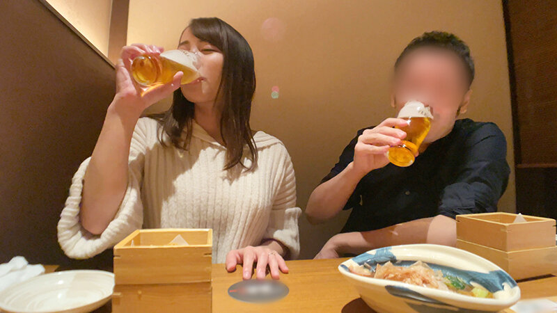 「【素人人妻】スレンダー巨乳の癒し系セラピストに不倫中出し＆潮吹きぶっかけで絶頂」のサムネイル