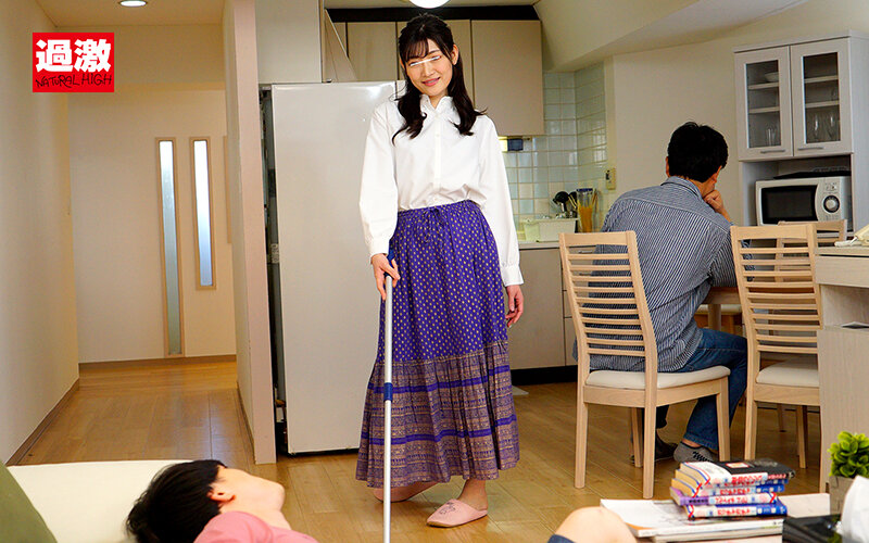 「【長身叔母】エロガキにスカート内クンニされ夫の前で失禁イキ!NTR寝取られ色白美人叔母さんの禁断お漏らし」のサンプル画像2枚目