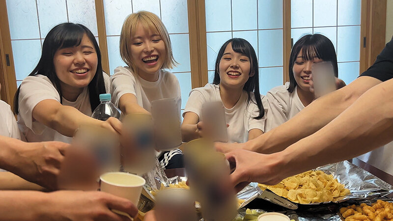 「【素人JK】テニス部合宿で11人の女子校生と3P乱交中出し！盗撮風映像でハメまくり」のサンプル画像2枚目