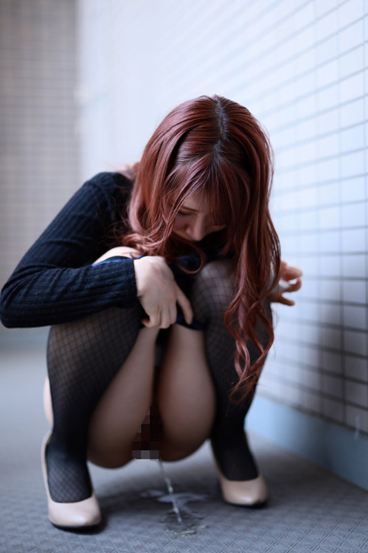 「美泉咲・辻井ほのか他出演!人妻熟女36人の野外放尿・お漏らし我慢限界作品」のサンプル画像8枚目