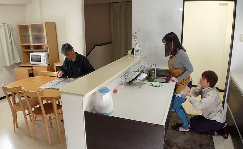 「【素人巨乳人妻】義母と息子の禁断関係!童貞筆おろし中出しで始まる秘密の近親相姦ドキュメント」のサンプル画像5枚目