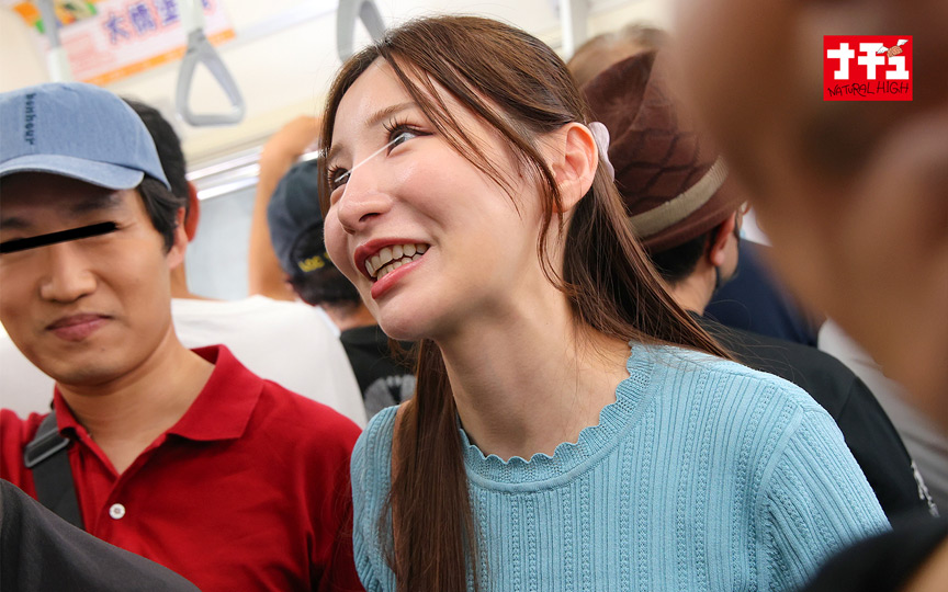 「【気遣い美人】彼氏の横で声を我慢する痴漢プレイ動画｜隠れエロ顔がたまらない人気AV作品」のサムネイル