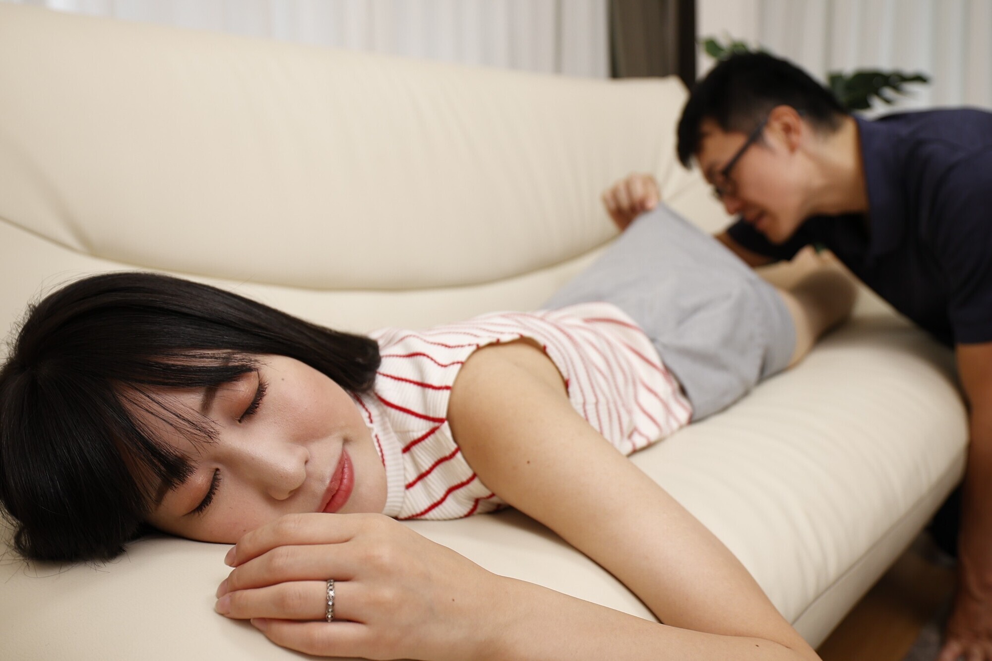 「旦那が相手してくれないからお姉ちゃん欲求不満なんだ。お姉ちゃんのこと気持ちよくしてくれるなら、中に出してもいいよ！パンスト大好きだったでしょ？ 向柚乃」のサンプル画像2枚目
