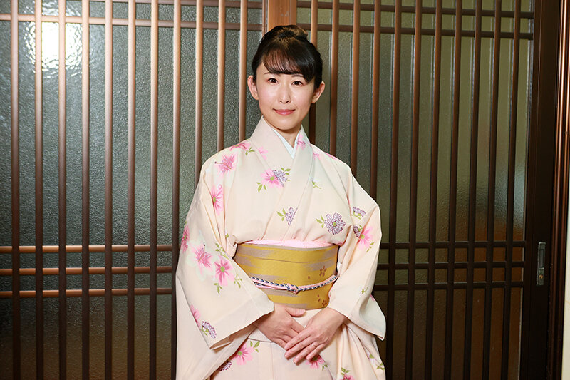 「海埜ほたる・雪奈真冬が巨乳熟女の美人女将に！温泉旅館で男性客を夜這いする禁断プレイ」のサンプル画像12枚目