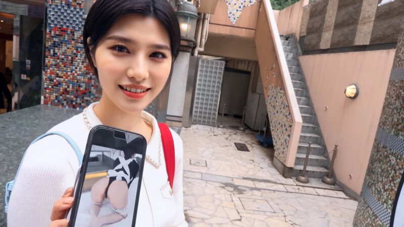 「【素人デビュー】巨乳お姉さんがセクシーコスプレで魅せる大胆撮影会【初撮り】」のサンプル画像2枚目