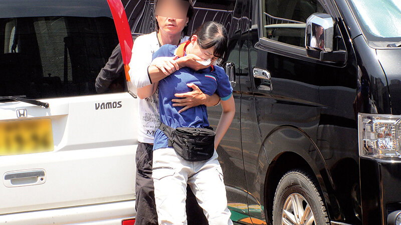 「【素人】巨乳配送ドライバーが羞恥プレイでイラマチオ中出しされる激しい性交動画」のサンプル画像2枚目