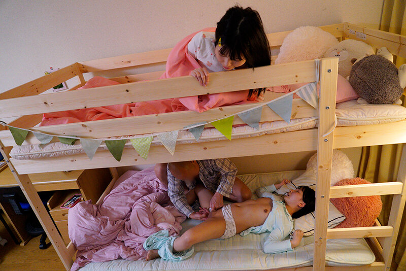 「【パイパン】小柄なミニ系美少女が激しい潮吹きとイラマチオで快感に溺れる姪っ子姉妹の禁断映像」のサンプル画像4枚目