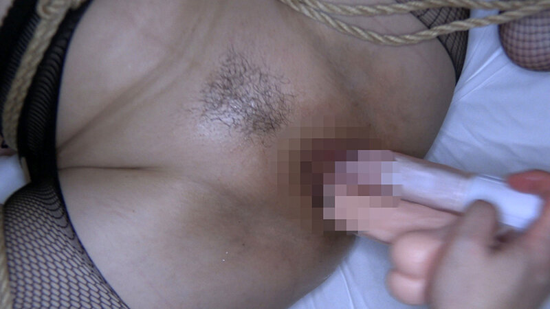 「【素人人妻】巨乳美人妻・涼子が緊縛調教で潮吹き絶頂！3PアナルプレイでM女覚醒」のサンプル画像2枚目